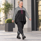 Gerader Kapuzenüberwurf aus weichem Stretchjersey in Schwarz/Weiß/Pink mit Streifenmuster