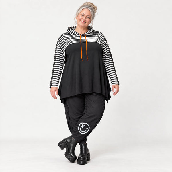 Kuscheliger Kapuzenüberwurf aus Stretchjersey mit Streifenmuster in Orange/Schwarz/Weiß
