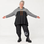 Kuscheliger Kapuzenüberwurf aus Stretchjersey mit Streifenmuster in Orange/Schwarz/Weiß