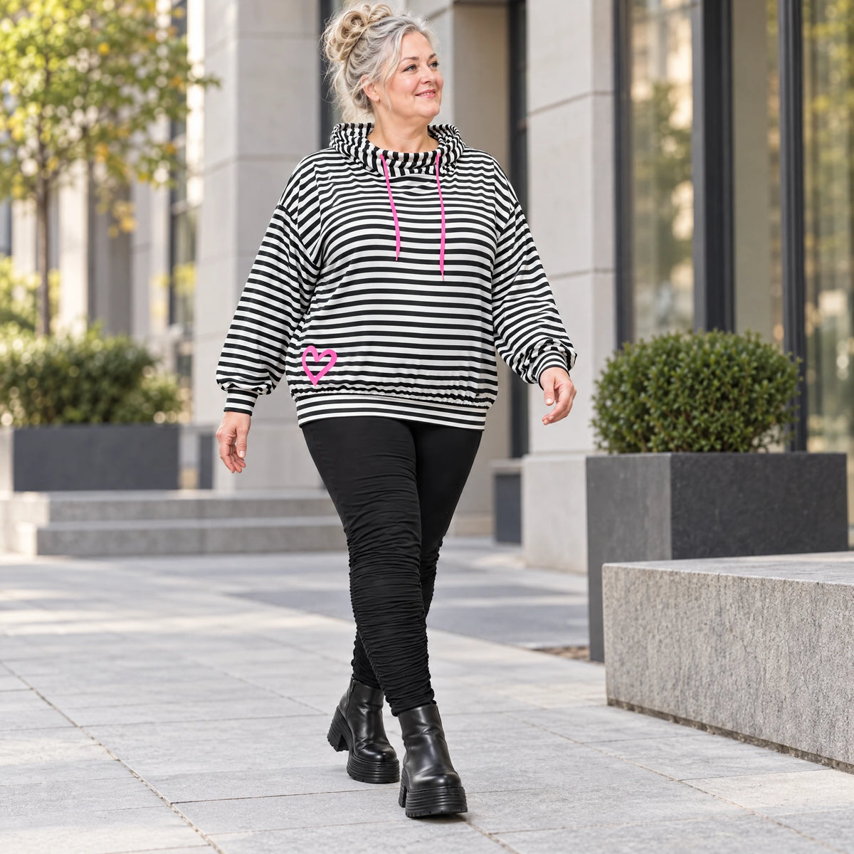 Gestreifter Hoodie in Schwarz/Weiß/Pink aus Stretchjersey mit Kapuze und gerafften Ärmeln