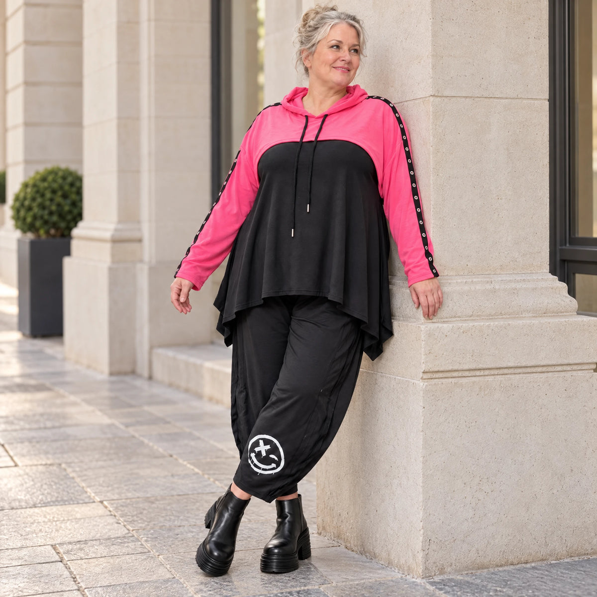 Kuscheliger Überwurf in Pink mit Kapuze und Tunnelzug aus warmem Stretchjersey aus Italien