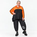 Kapuzenüberwurf in leuchtendem Orange aus feinem Stretchjersey mit Tunnelzug und Vokuhila