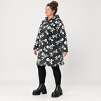 Kuscheliges Plüsch Hoodiekleid in Grau/Weiß mit Tunnelzugkapuze gerader Form und Langarm