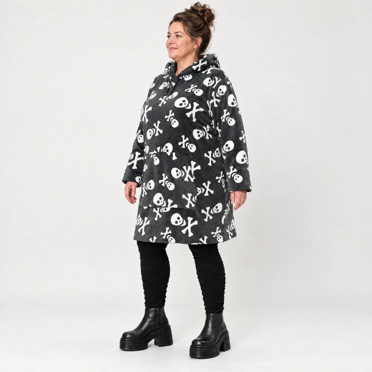 Kuscheliges Plüsch Hoodiekleid in Grau/Weiß mit Tunnelzugkapuze gerader Form und Langarm