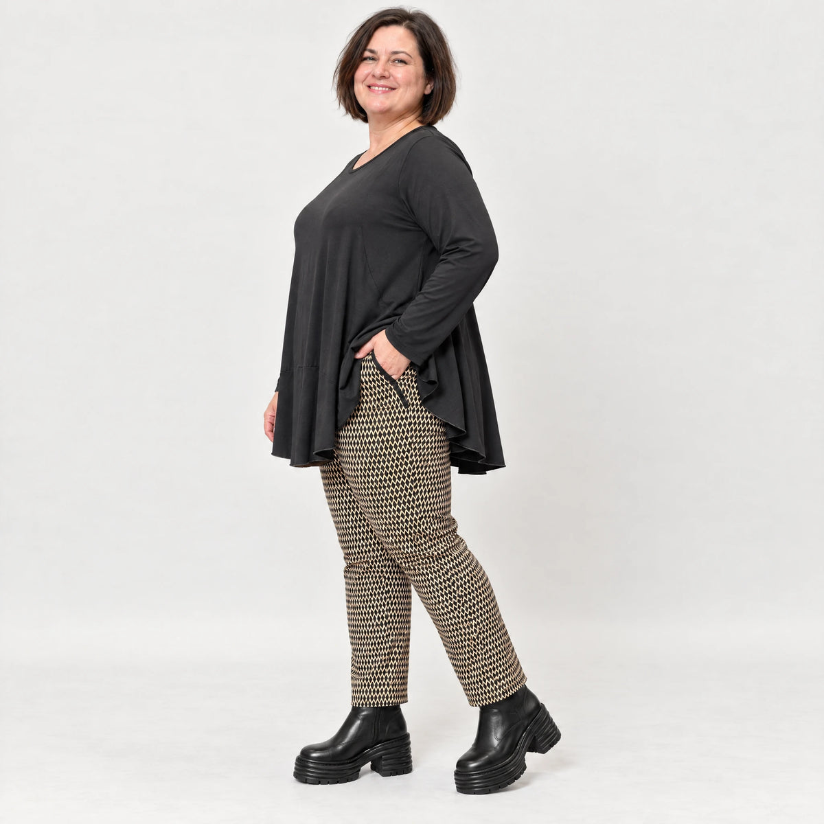 Karottenhose in Cognac/Schwarz aus weichem Bengaline Stretch mit elastischem Bund