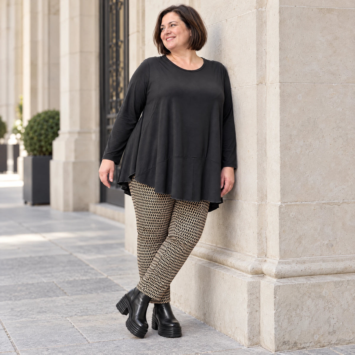 Karottenhose in Cognac/Schwarz aus weichem Bengaline Stretch mit elastischem Bund