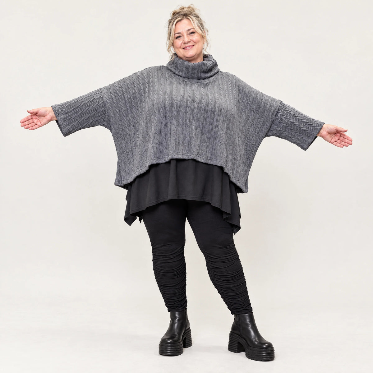Strickshirt in Grau mit Rollkragen und kastiger Passform aus feinem und weichem Strick