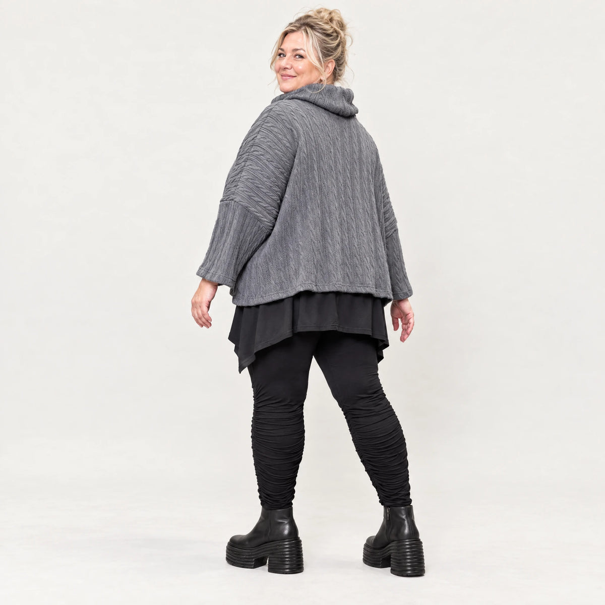 Strickshirt in Grau mit Rollkragen und kastiger Passform aus feinem und weichem Strick