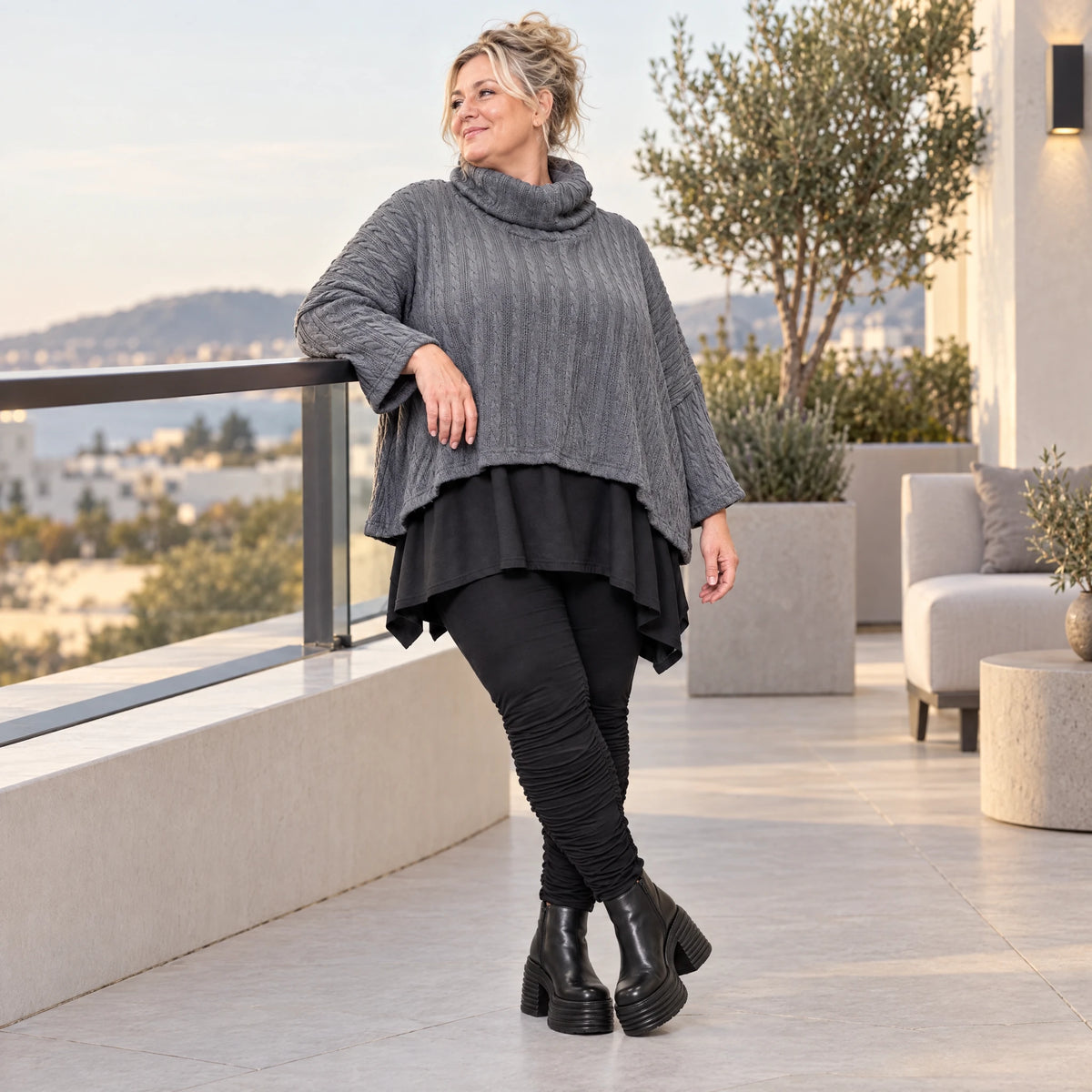Strickshirt in Grau mit Rollkragen und kastiger Passform aus feinem und weichem Strick