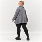 Strickshirt in Grau mit weichem Rollkragen und fließender A-Linie aus feinem Strick