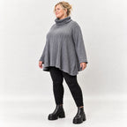 Strickshirt in Grau mit weichem Rollkragen und fließender A-Linie aus feinem Strick