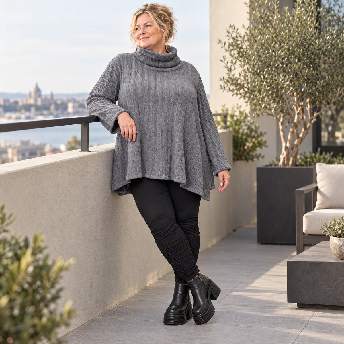 Strickshirt in Grau mit weichem Rollkragen und fließender A-Linie aus feinem Strick