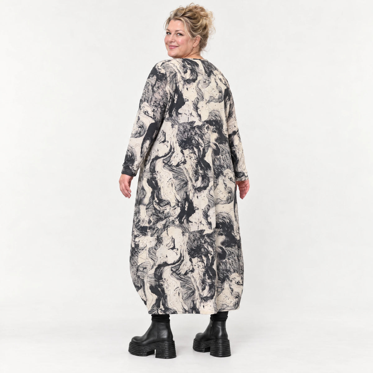 Langes Feinstrickkleid in Ecru/Schwarz mit Ballonform Langarm und Rundhalsausschnitt