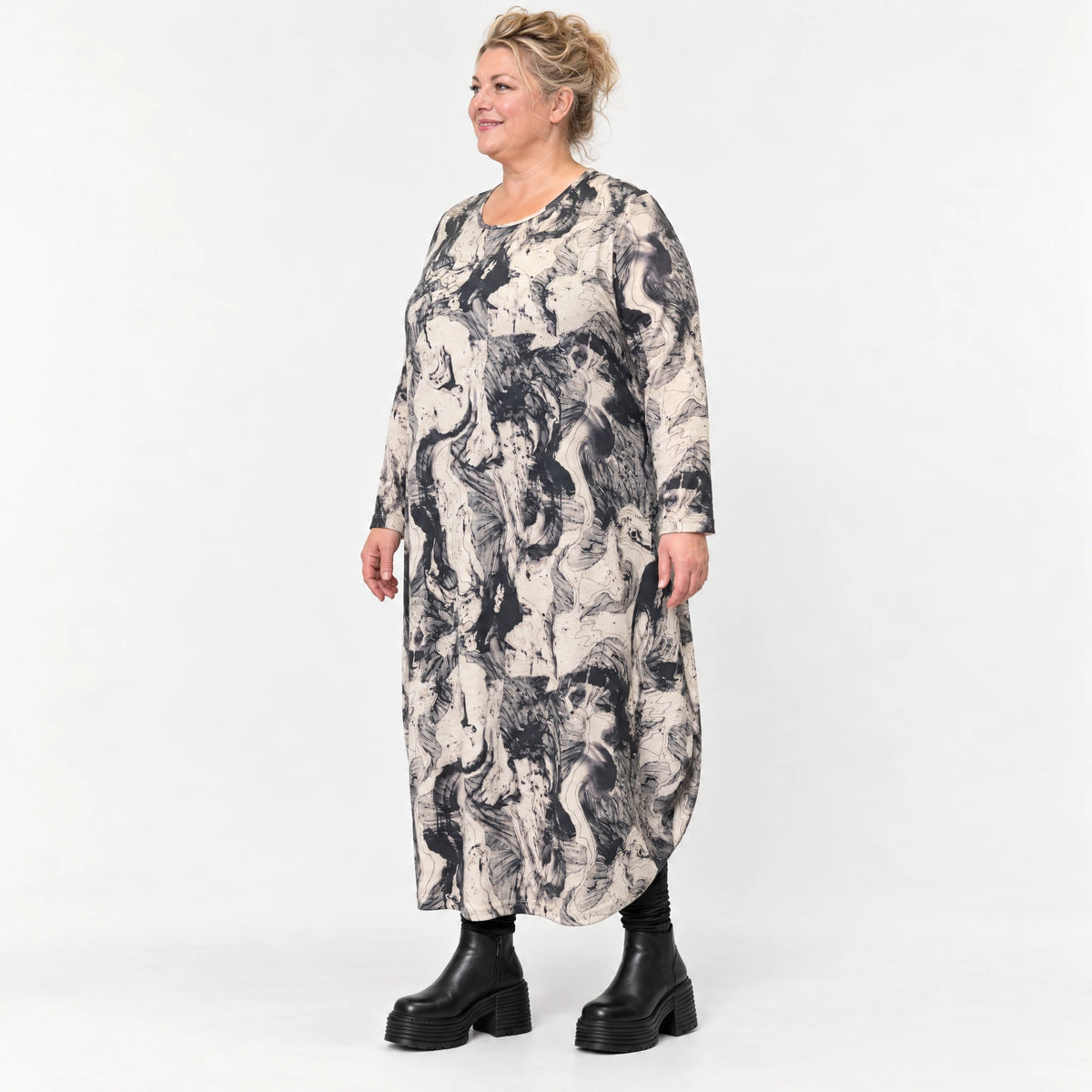 Langes Feinstrickkleid in Ecru/Schwarz mit Ballonform Langarm und Rundhalsausschnitt