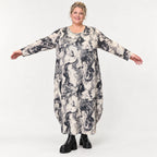 Langes Feinstrickkleid in Ecru/Schwarz mit Ballonform Langarm und Rundhalsausschnitt