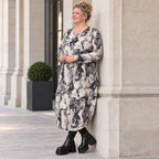 Langes Feinstrickkleid in Ecru/Schwarz mit Ballonform Langarm und Rundhalsausschnitt