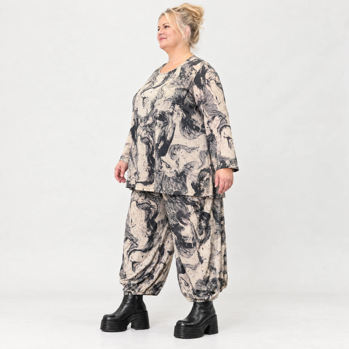 Strickhose in Ecru/Schwarz mit weitem Ballonbein dehnbarem Bund und aufgesetzten Taschen