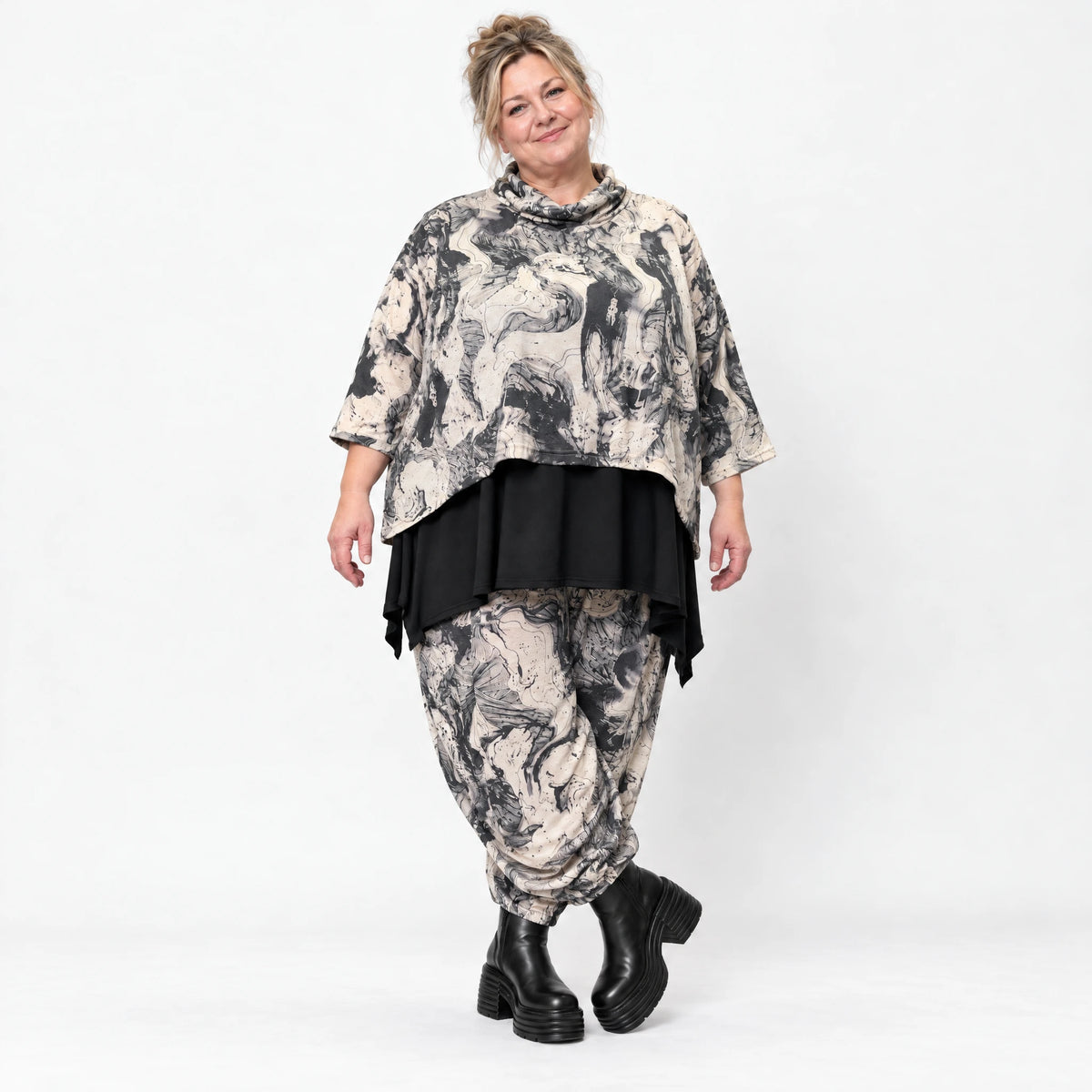 Kastiger Feinstrickpullover mit Rollkragen in Ecru/Schwarz aus weichem Strick mit Stretch