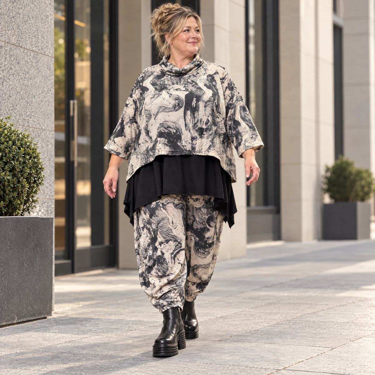 Kastiger Feinstrickpullover mit Rollkragen in Ecru/Schwarz aus weichem Strick mit Stretch