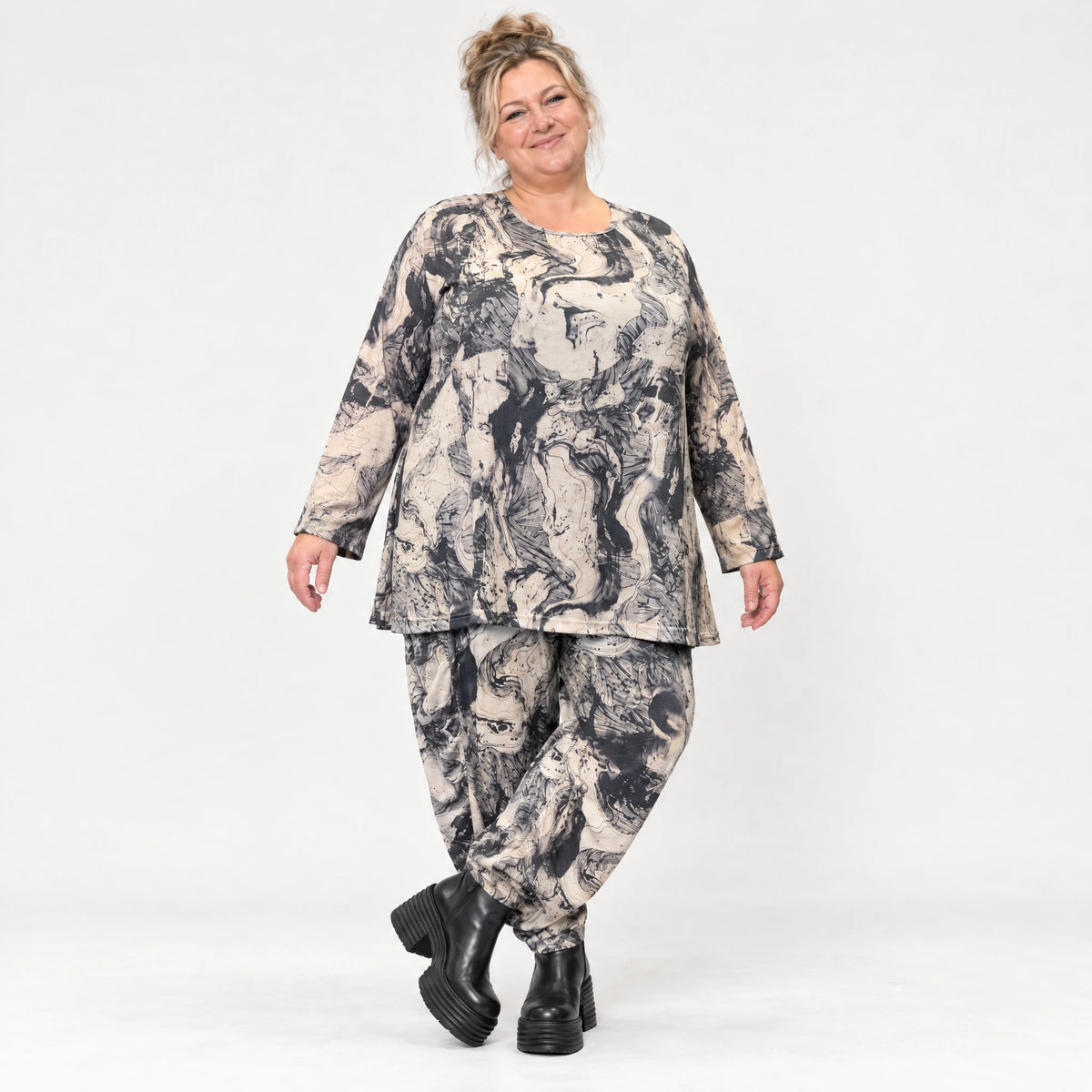 Feinstrickshirt in Ecru/Schwarz mit A-Linie Rundhalsausschnitt und weichem Stretch