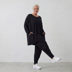 Langarmshirt in Schwarz mit fließender Silhouette aus weichem Viskose Jersey und Rundhals