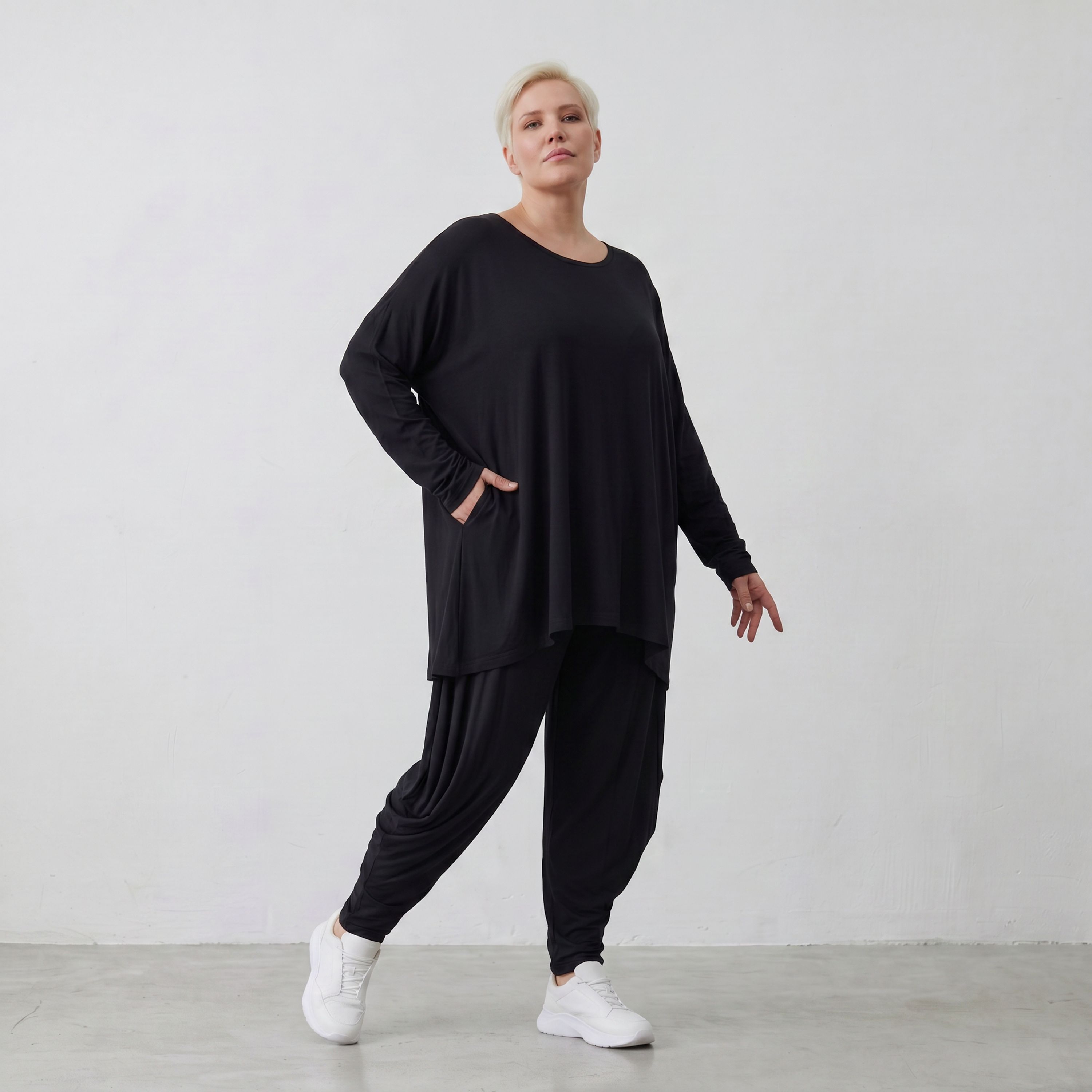 Langarmshirt in Schwarz mit fließender Silhouette aus weichem Viskose Jersey und Rundhals