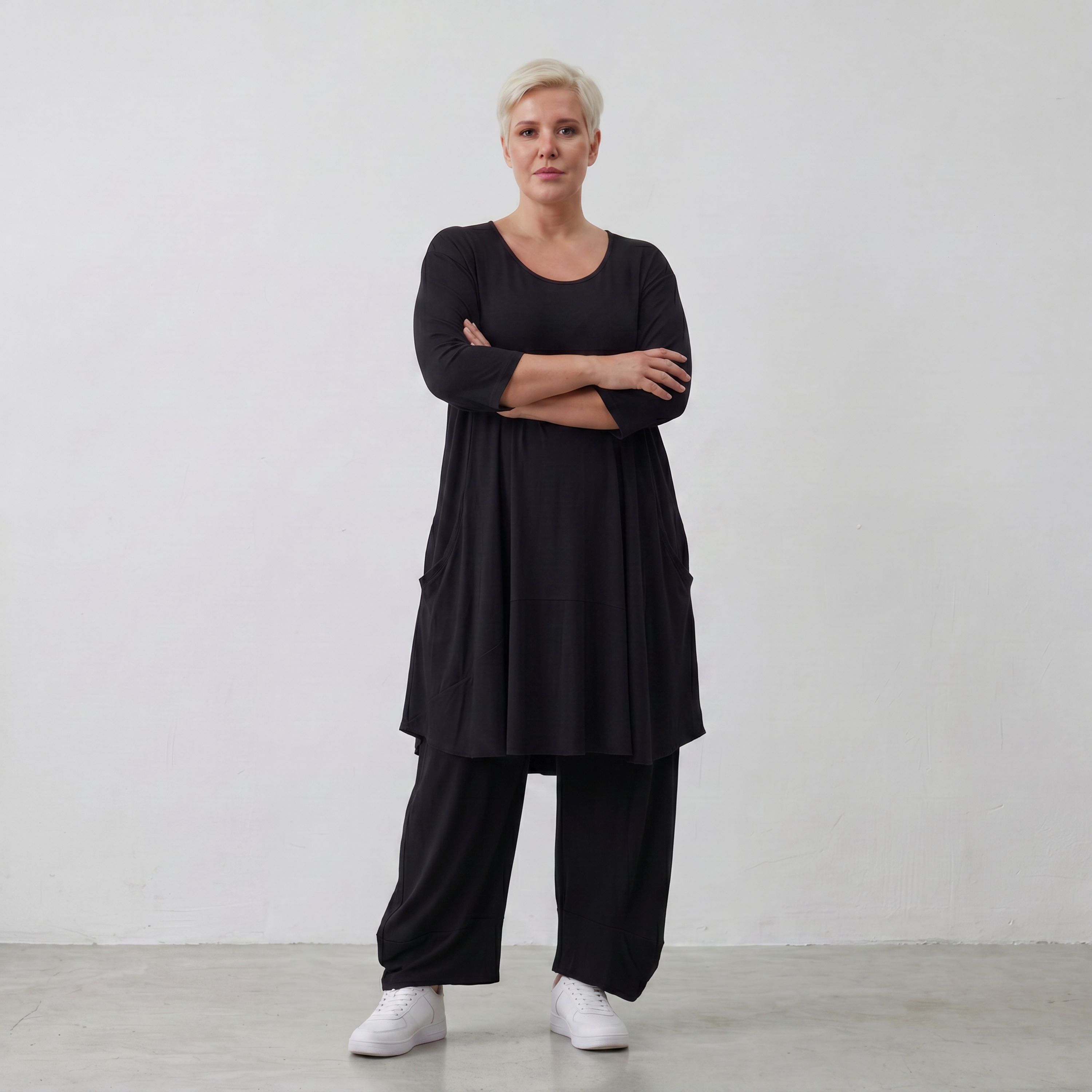 Fließendes Glockenshirt in tiefem Schwarz mit 3/4-Arm Rundhalsausschnitt und Nahttaschen