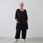 Fließendes Glockenshirt in tiefem Schwarz mit 3/4-Arm Rundhalsausschnitt und Nahttaschen
