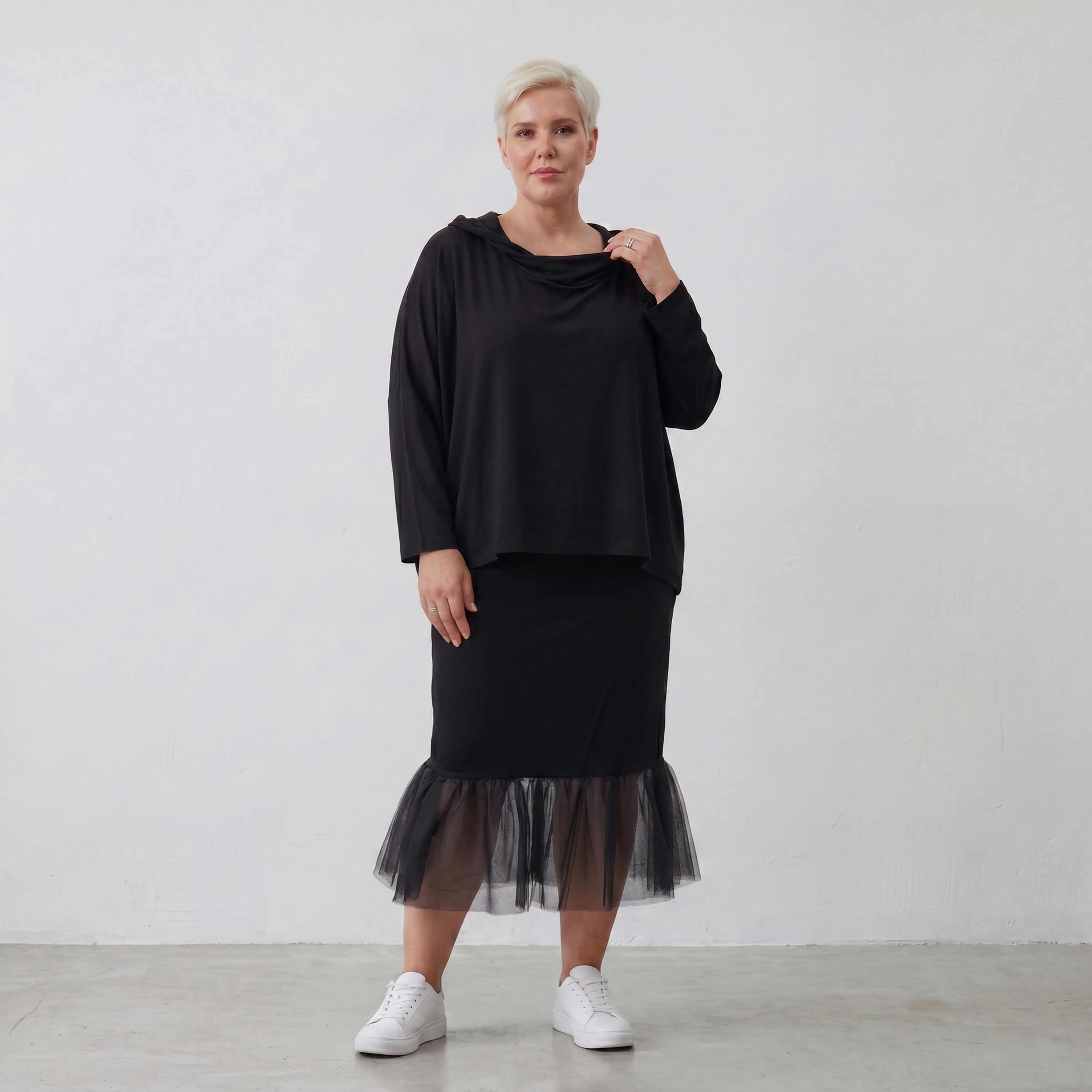 Fließendes Kapuzenshirt aus schwarzem Viskosejersey mit Dreiviertelarm und kastiger Form