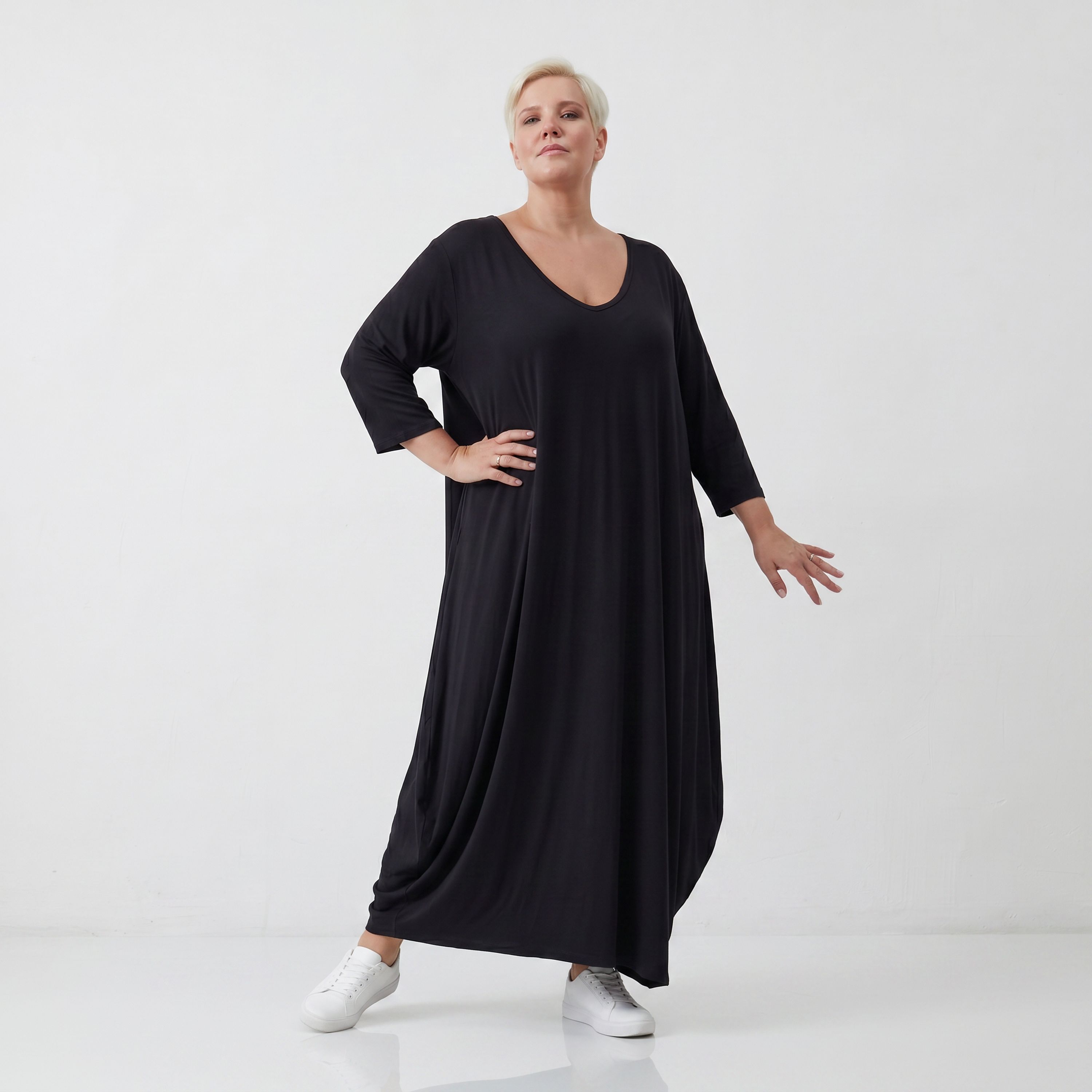 Fließendes Ballonkleid in Schwarz mit 3/4-Arm und Rundhalsausschnitt aus weicher Viskose