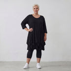 Elastisches Jersey Shirt in Schwarz mit 3/4-Arm Rundhalsausschnitt und weicher Saumraffung