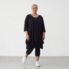 Elastisches Jersey Shirt in Schwarz mit 3/4-Arm Rundhalsausschnitt und weicher Saumraffung