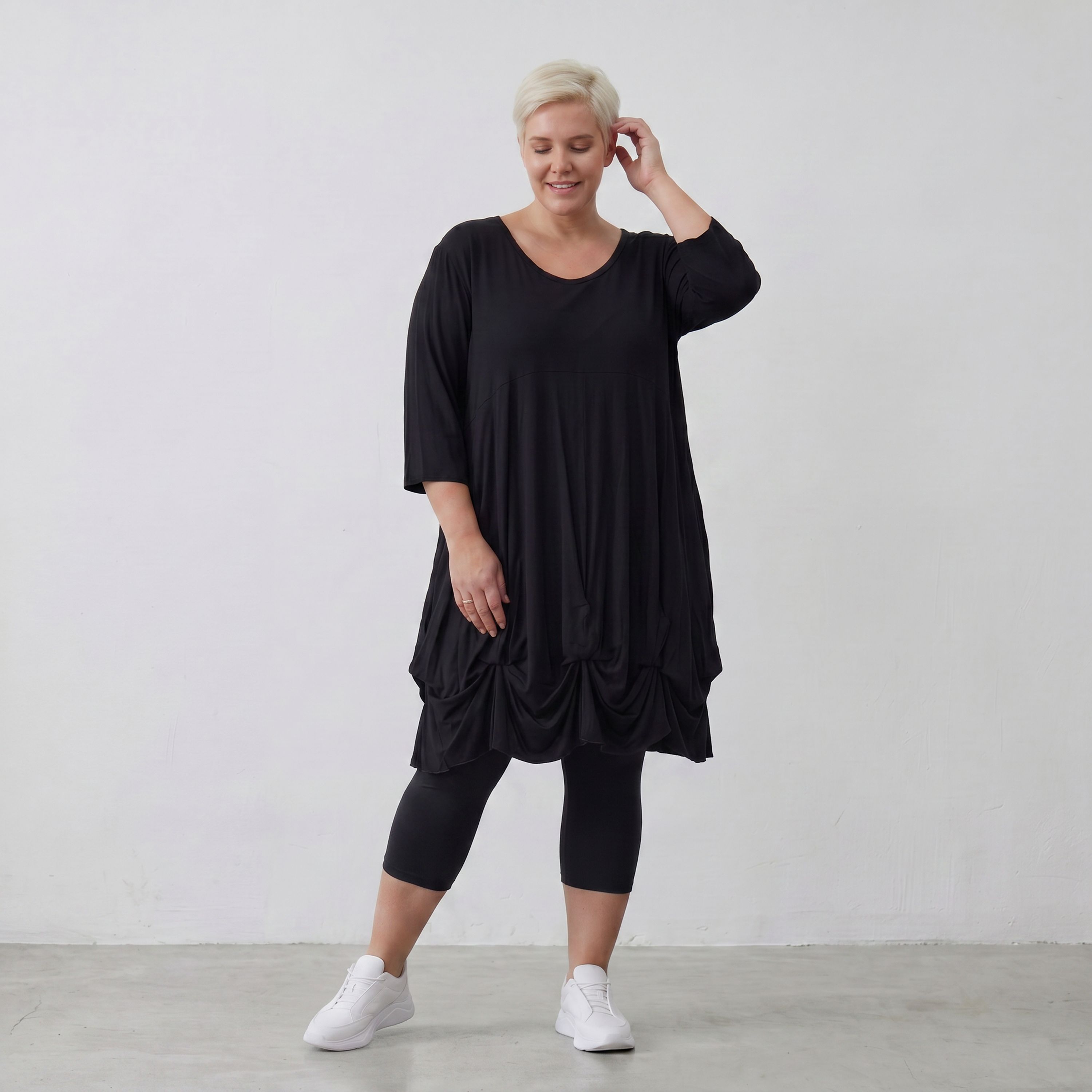 Elastisches Jersey Shirt in Schwarz mit 3/4-Arm Rundhalsausschnitt und weicher Saumraffung