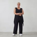 Ärmelloses Zipfeltop aus weichem schwarzem Viskose Stretch Jersey mit Rundhalsausschnitt