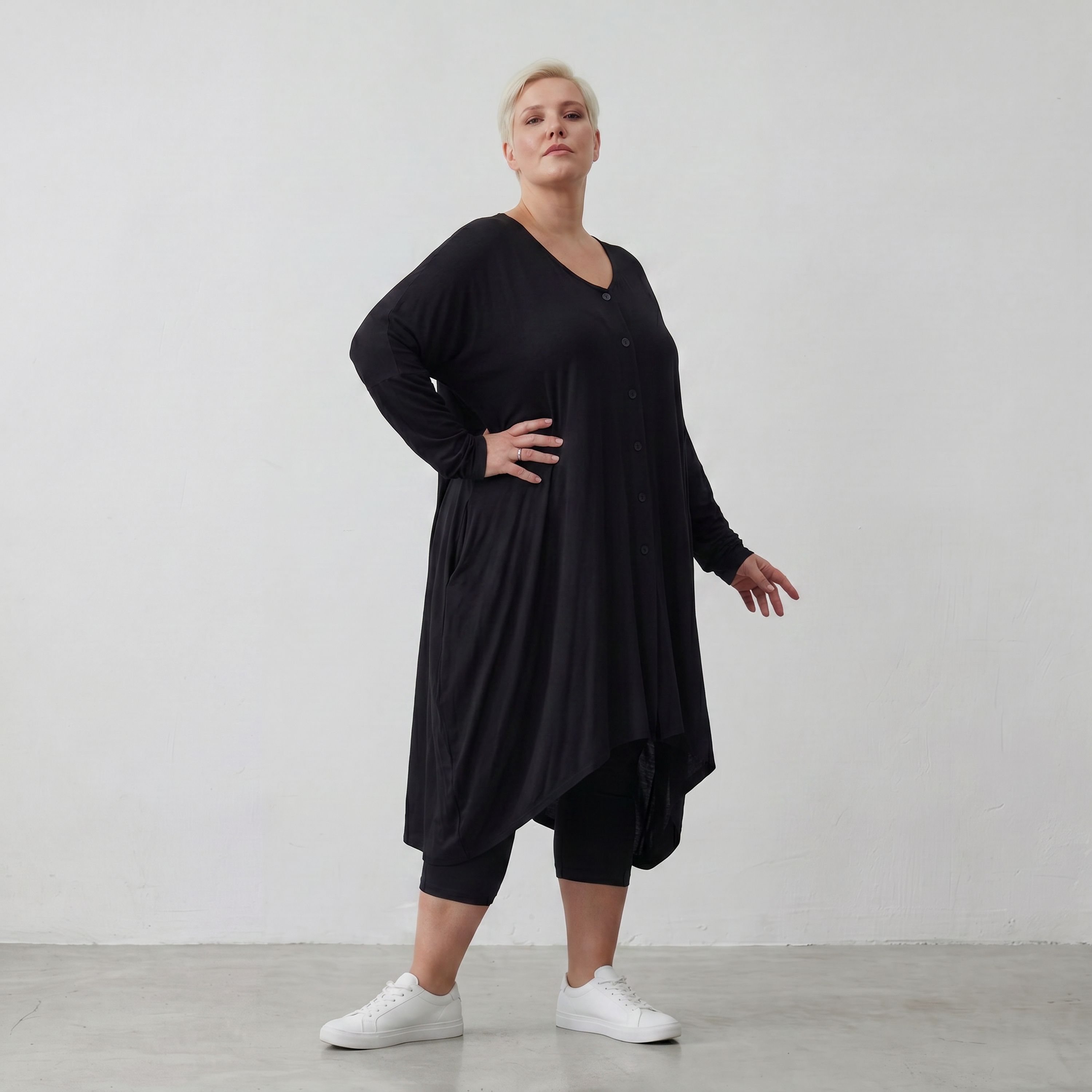 Fließende Ballonjacke aus schwarzem Stretchjersey mit Knopfverschluss und Seitentaschen