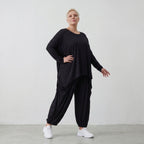 Fließendes Shirt aus schwarzem Jersey mit femininer Silhouette und leicht zipfeligem Saum