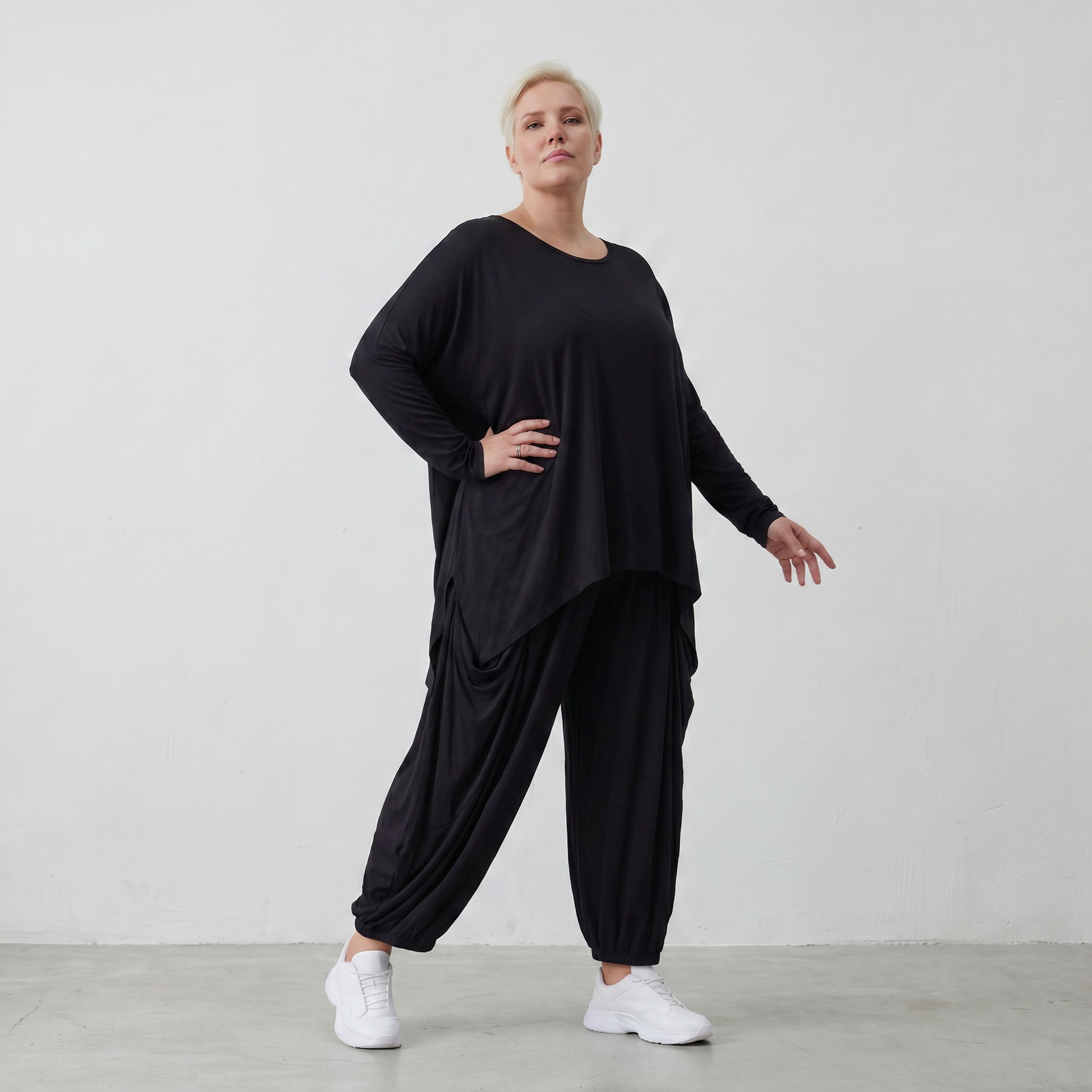 Fließendes Shirt aus schwarzem Jersey mit femininer Silhouette und leicht zipfeligem Saum