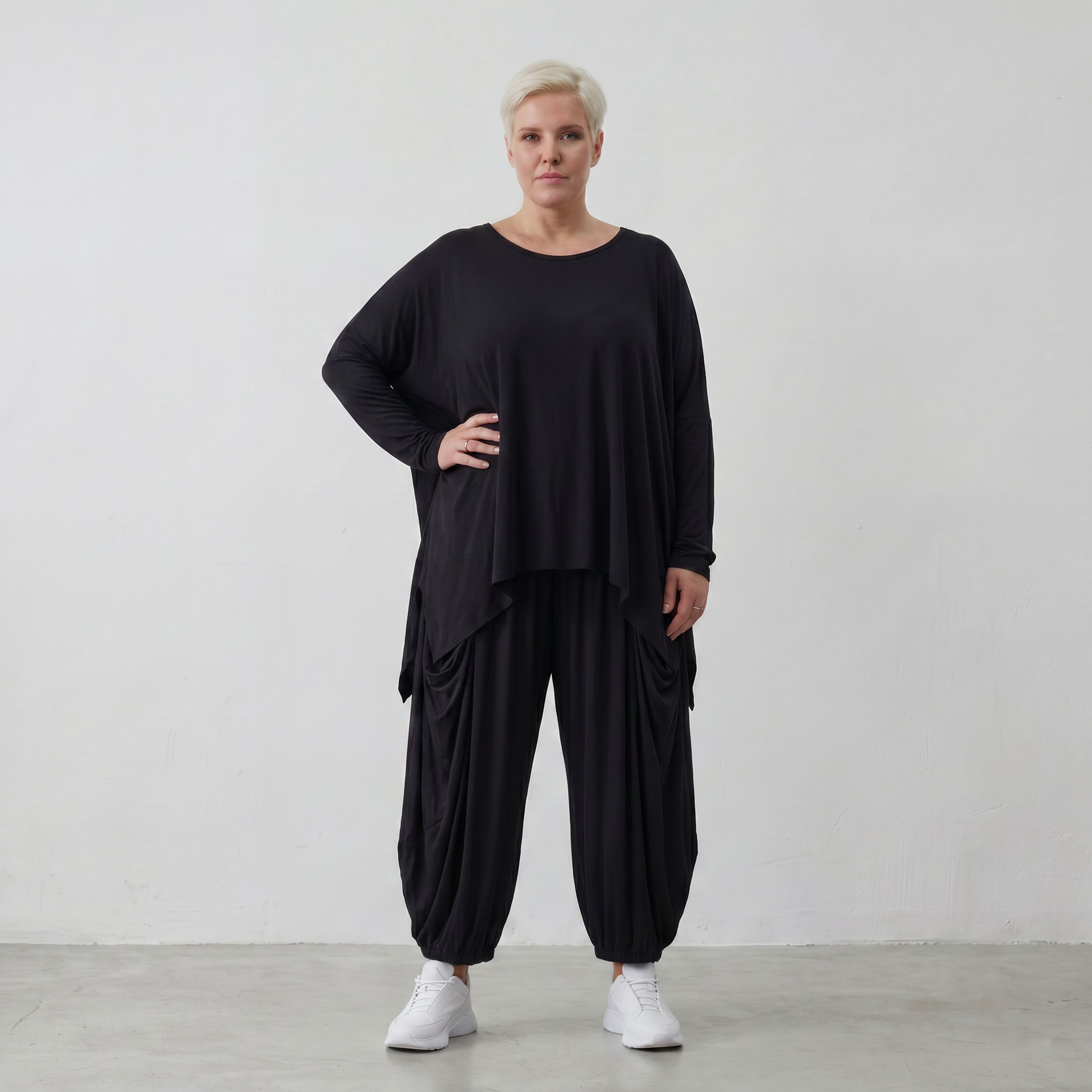 Fließendes Shirt aus schwarzem Jersey mit femininer Silhouette und leicht zipfeligem Saum