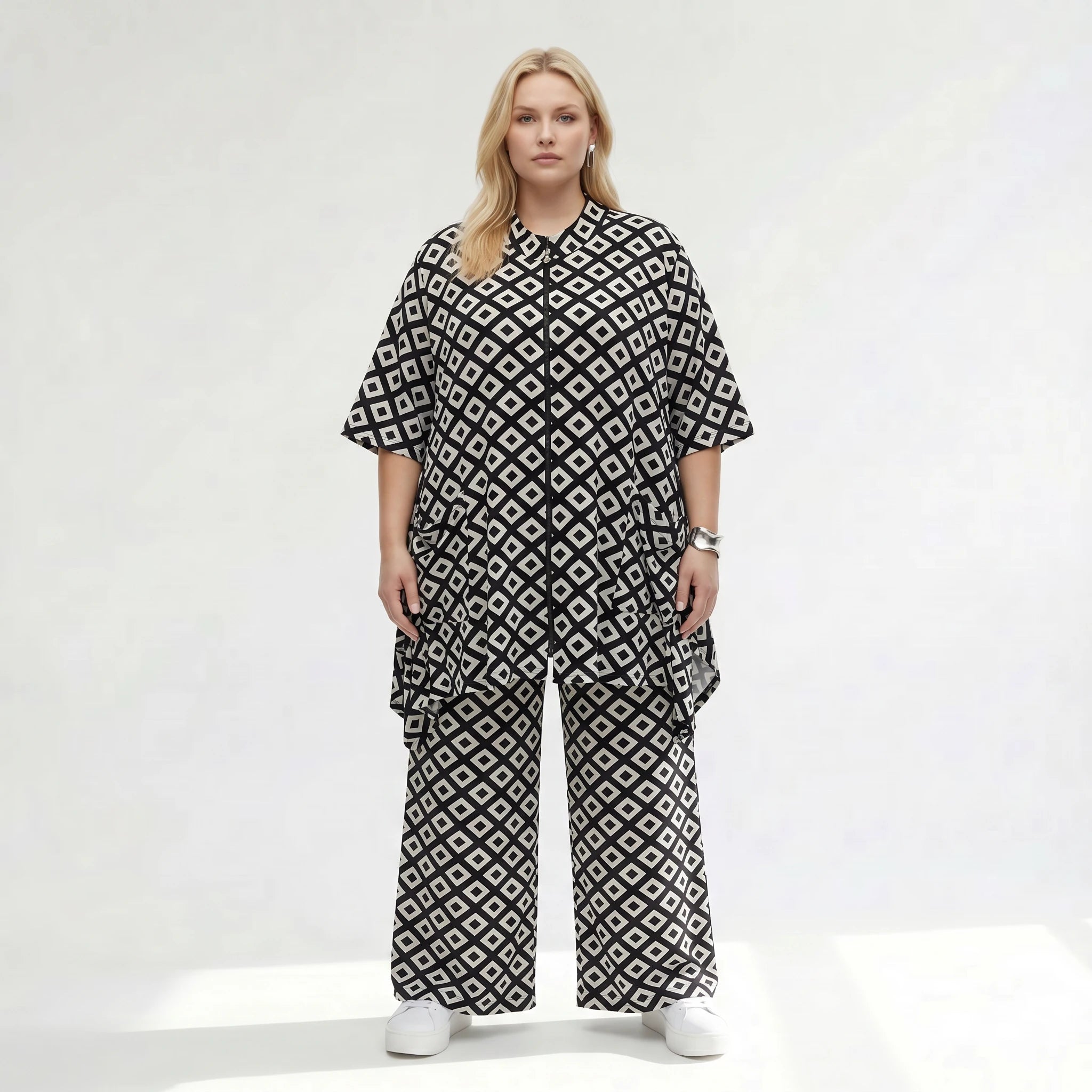 Ausgefallene Oversize Jacke im zeitlosen Lagenlook aus fließend stretchigem Slinky Material, Schwarz/Weiß