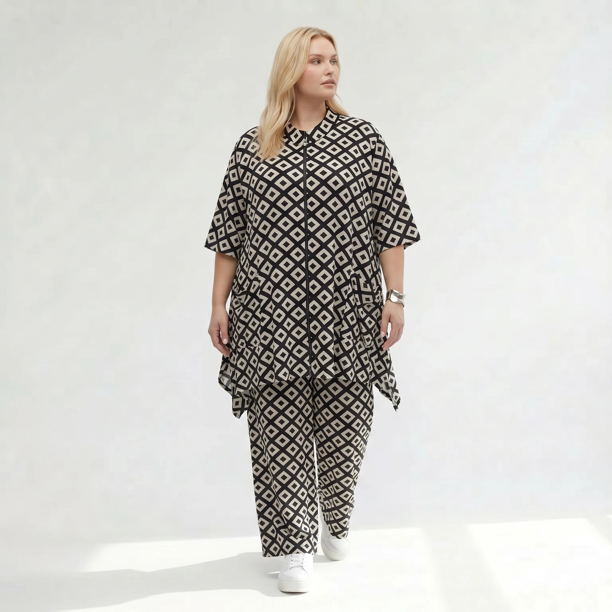 Ausgefallene Oversize Jacke im zeitlosen Lagenlook aus fließend stretchigem Slinky Material, Schwarz/Weiß