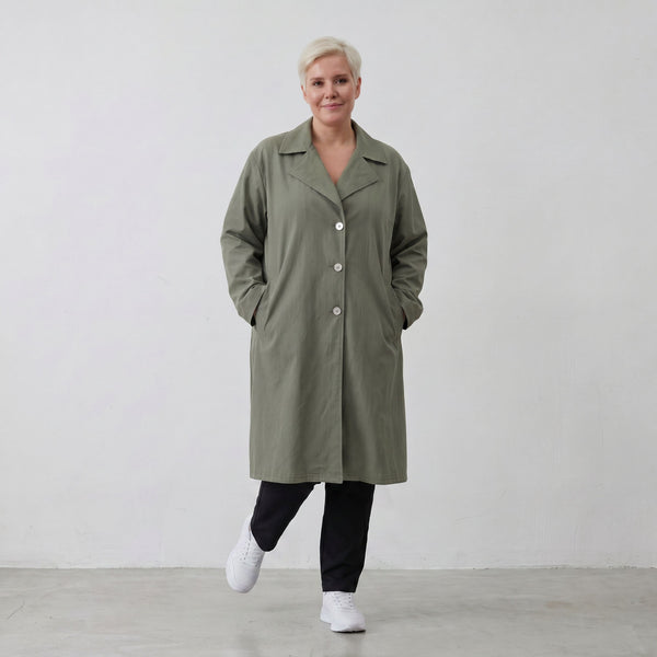 Fliessender Khaki Mantel im legeren Lagenlook mit Oversize Form zeitlos chic soft modern