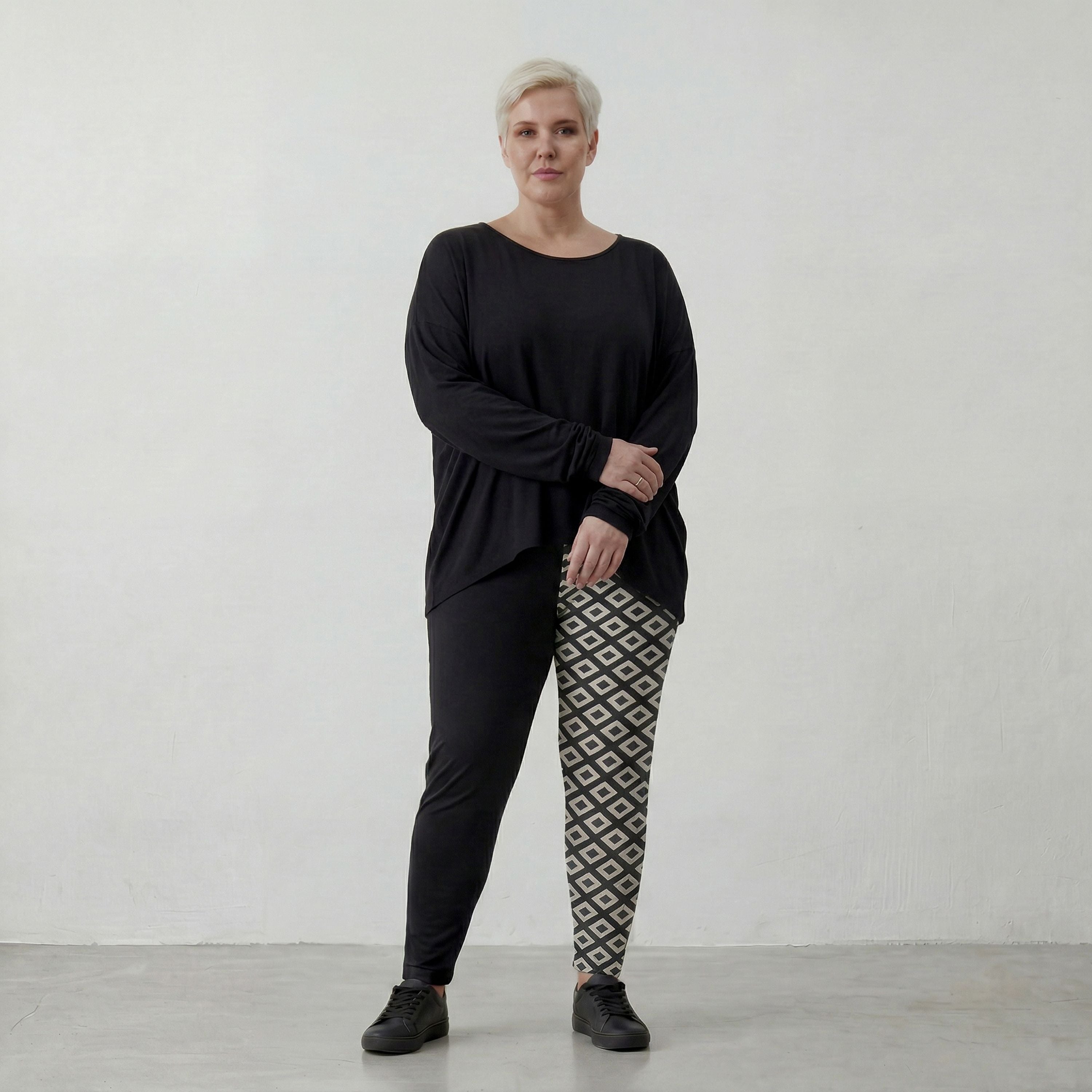 Legere Lagenlook Leggings in ausgefallener Karottenform mit fließendem Jersey und Raute Muster, Schwarz/Weiß