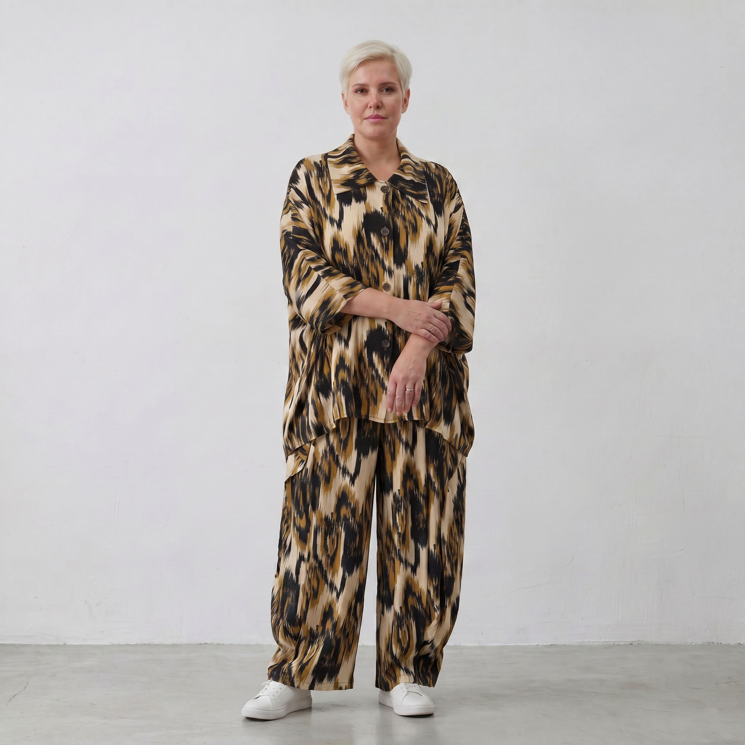 Bluse mit schwarzbeigem Batikmuster aus leichter Popeline mit 3/4-Ärmeln und Kragen
