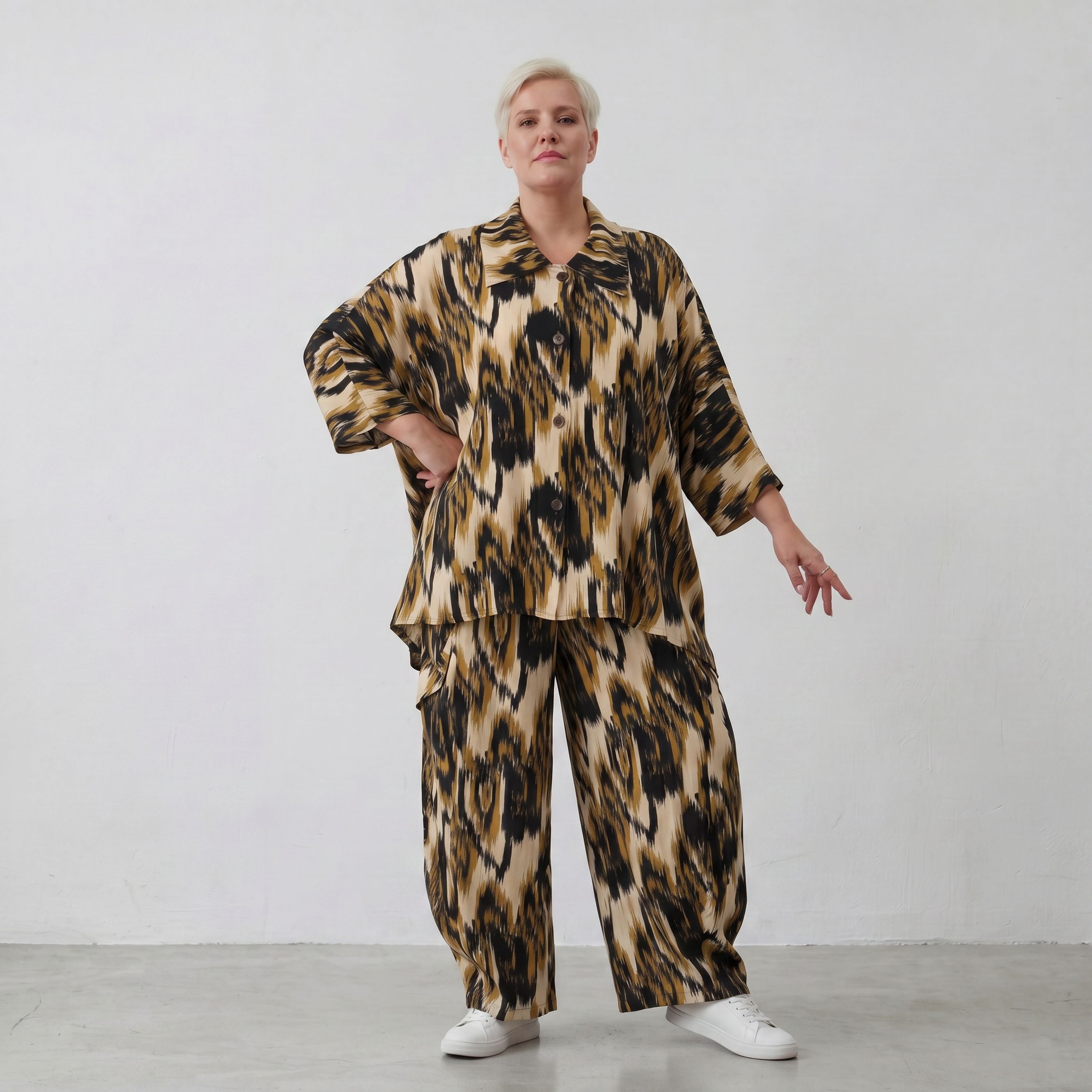Bluse mit schwarzbeigem Batikmuster aus leichter Popeline mit 3/4-Ärmeln und Kragen