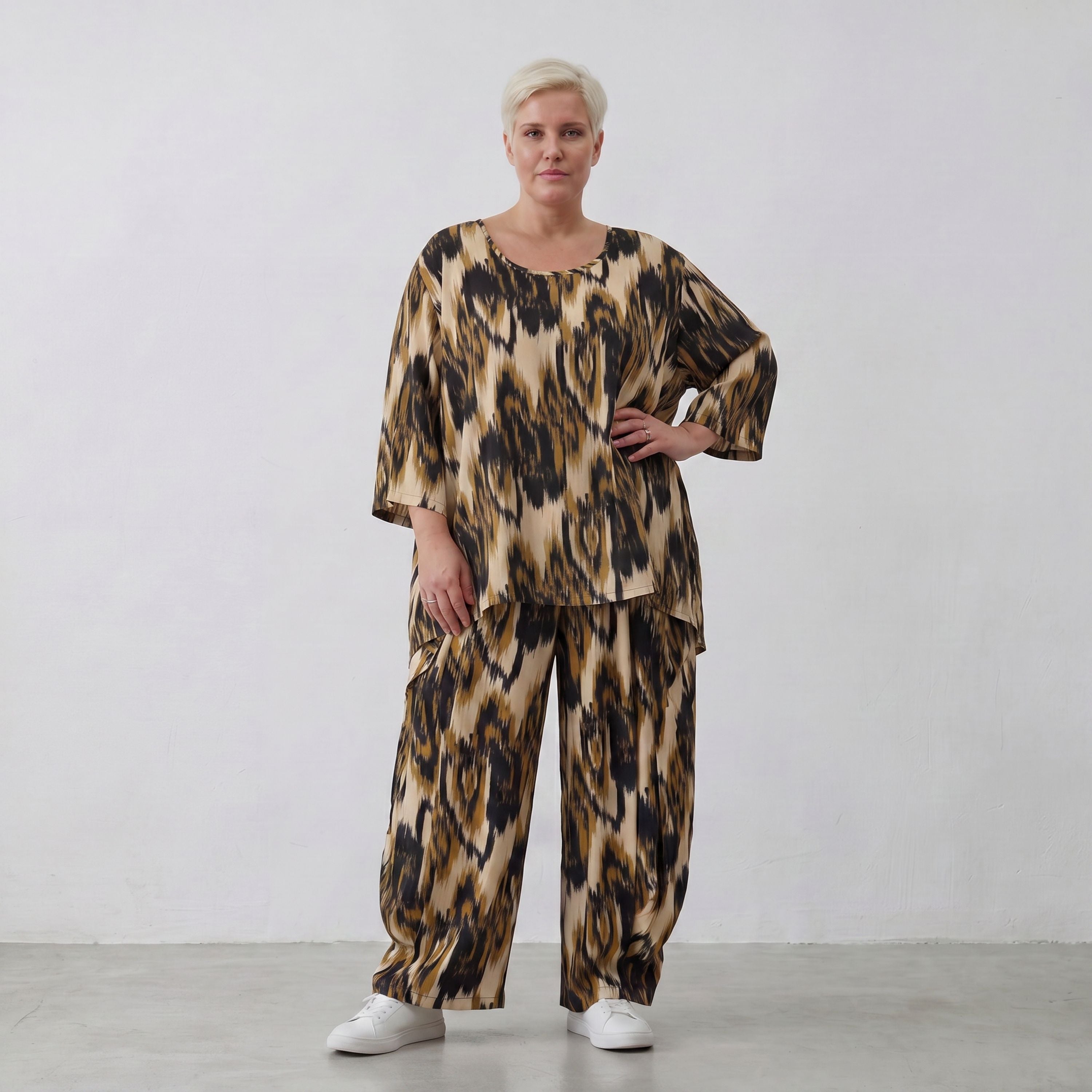 Ballonhose in Schwarzbeige mit Batikmuster lockerem Schnitt und aufgesetzten Taschen