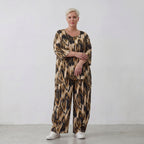 Ballonhose in Schwarzbeige mit Batikmuster lockerem Schnitt und aufgesetzten Taschen