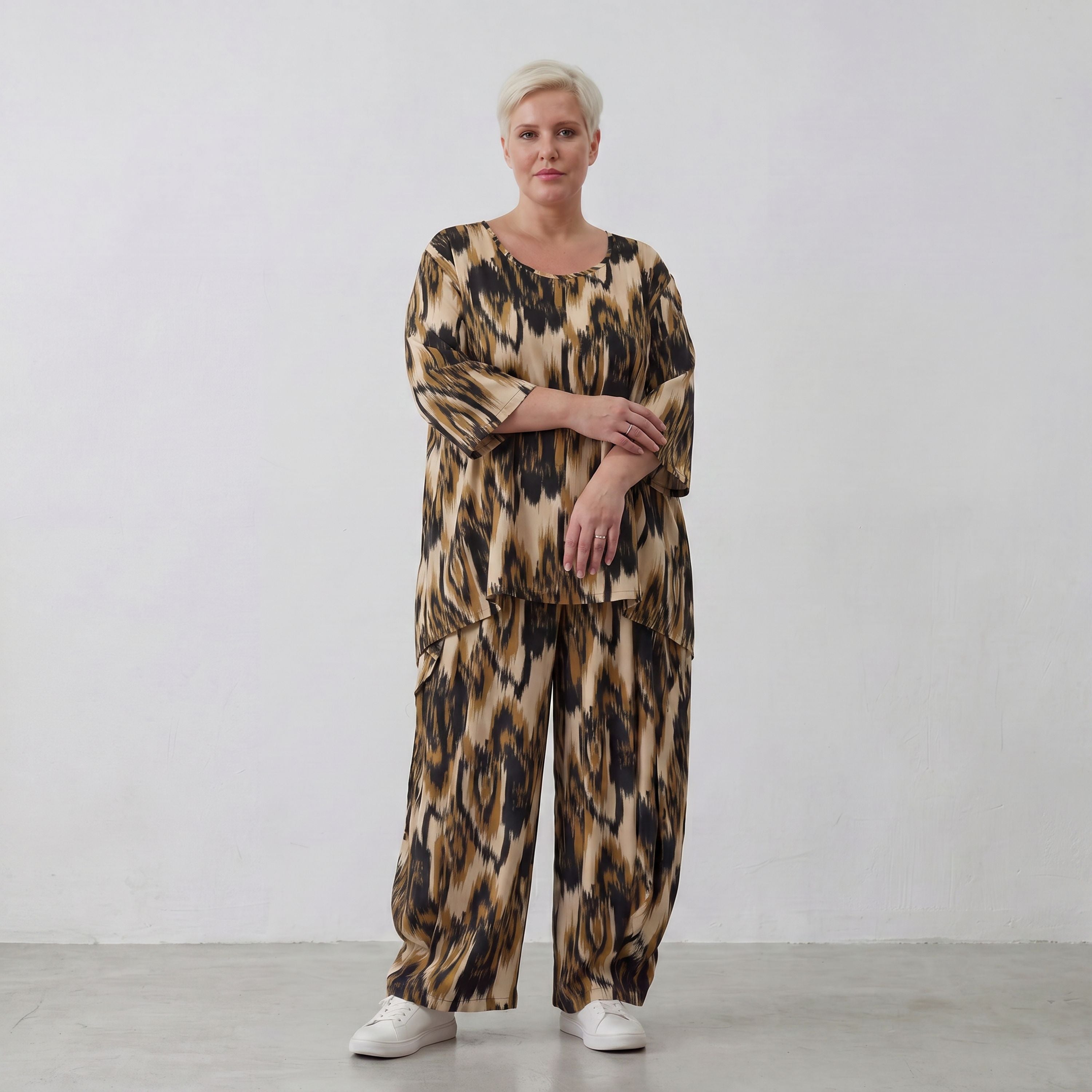 Ballonhose in Schwarzbeige mit Batikmuster lockerem Schnitt und aufgesetzten Taschen