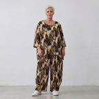 Ballonhose in Schwarzbeige mit Batikmuster lockerem Schnitt und aufgesetzten Taschen