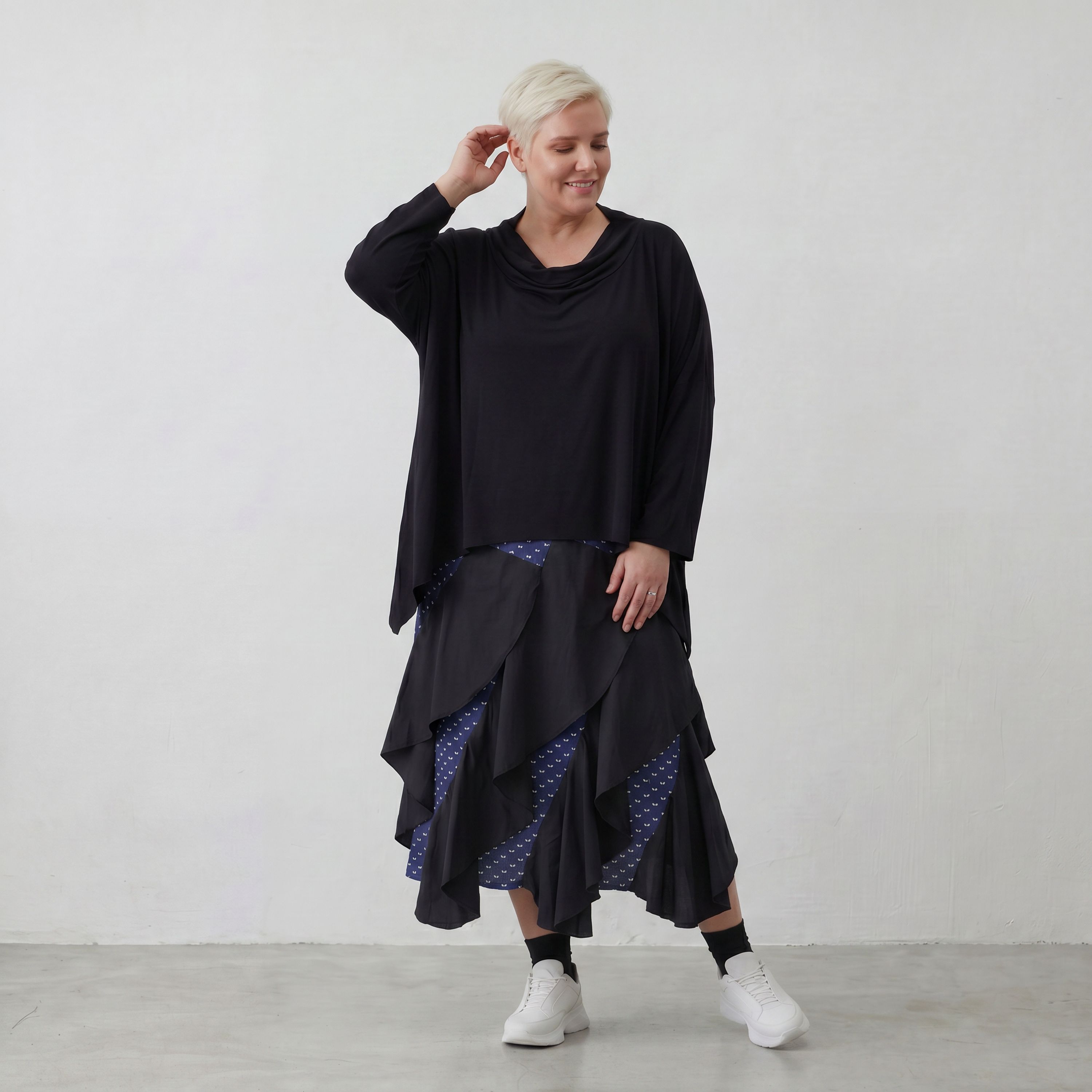 Zeitloser Karorock in Dunkelblau Weiß Schwarz mit Crashoptik leger Lagenlook luftig weich