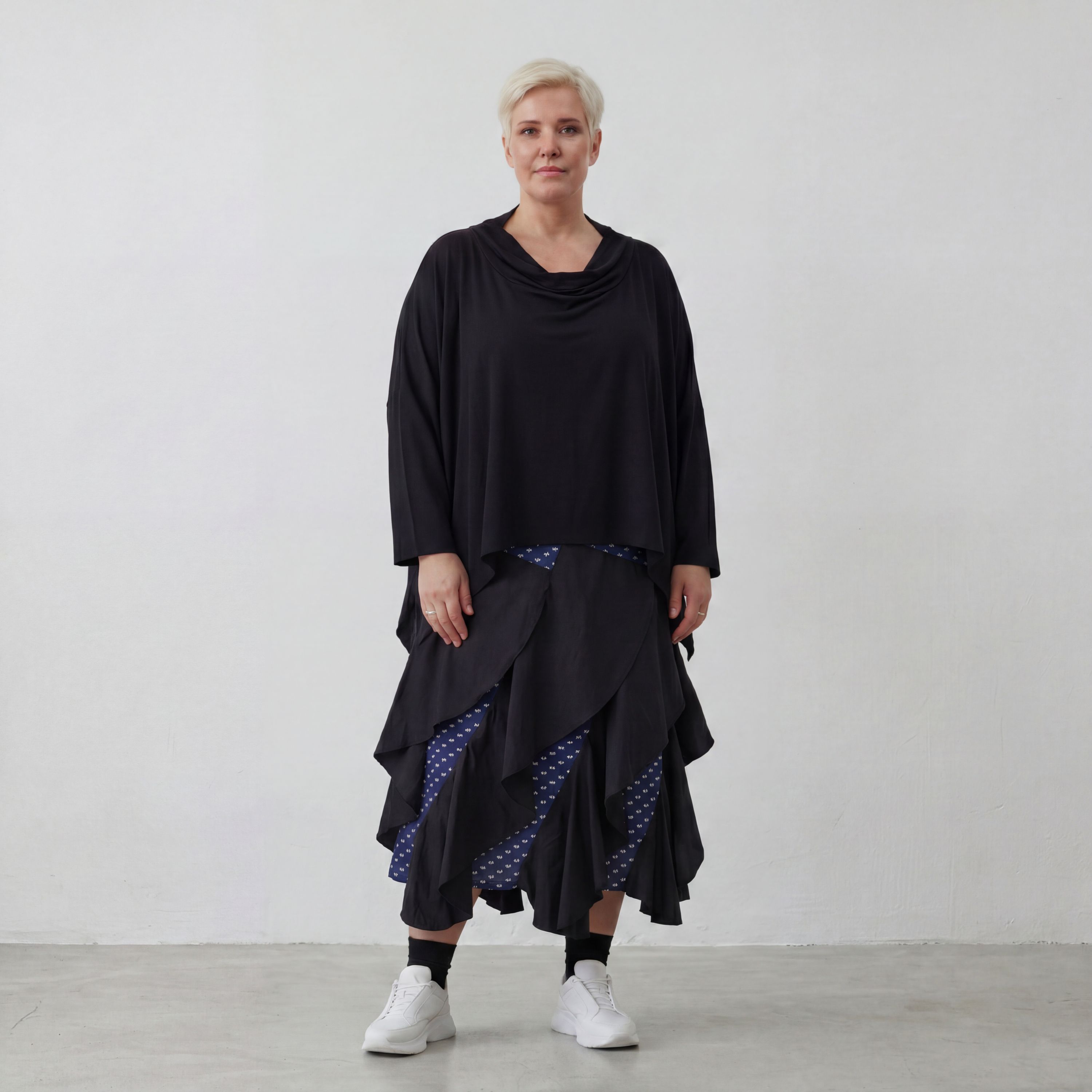 Zeitloser Karorock in Dunkelblau Weiß Schwarz mit Crashoptik leger Lagenlook luftig weich